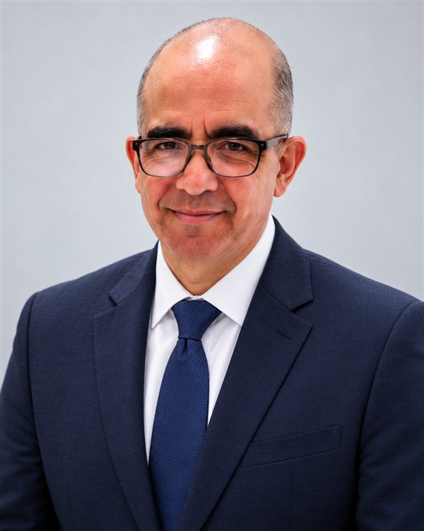 Retrato del Dr. Gustavo Yanes con traje y corbata
