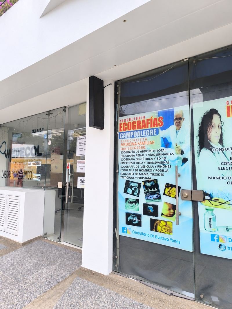 Puerta de acceso y aviso del consultorio del Dr. Gustavo Yanes
